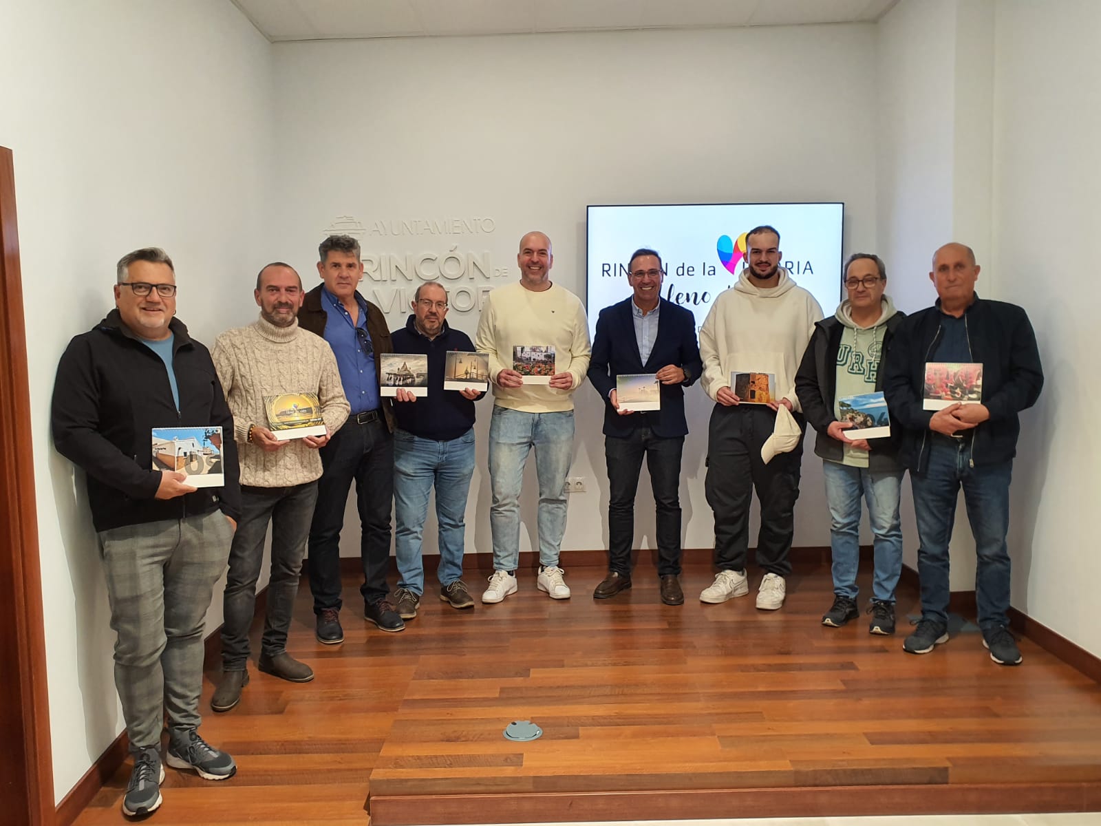 Entrega de galardones del Calendario 2026 por Antonio José Martín, concejal de Turismo, junto a algunos de los miembros premiados en la sala de prensa del Ayuntamiento de Rincón de la Victoria