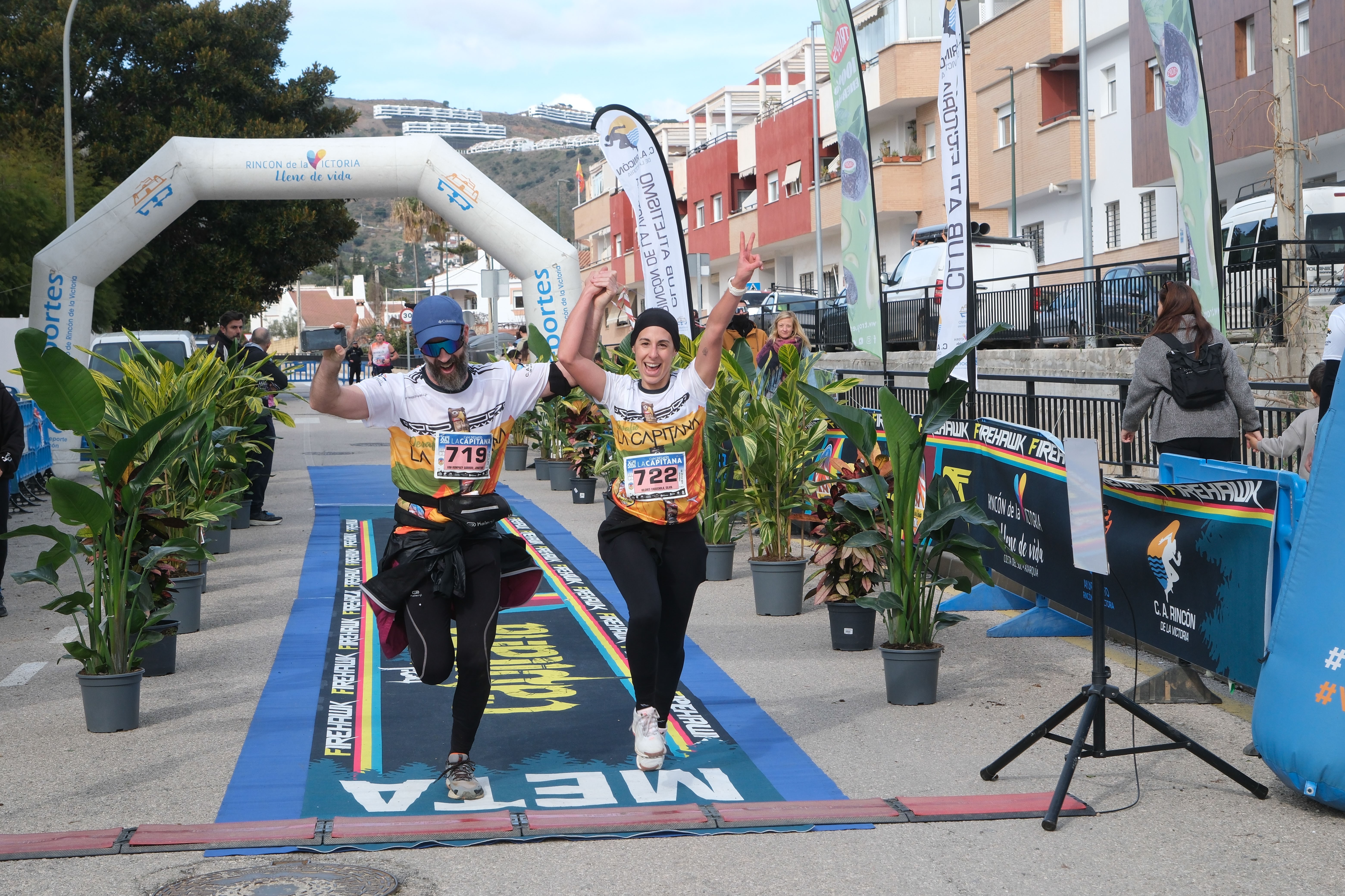 Llegada a meta de dos participantes en el XII Trail Desafío La Capitana