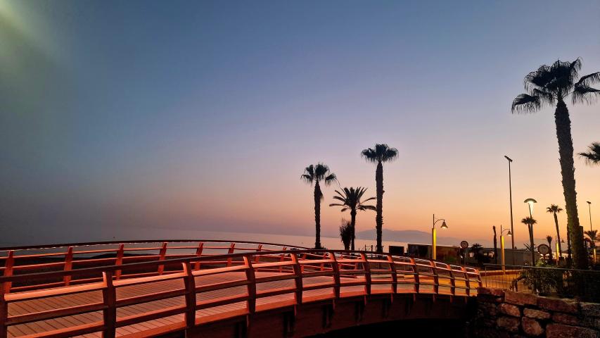 Imagen de Marzo del Calendario 2026 (Corporativa) con una instantánea del nuevo puente del paseo marítimo a la altura del Río Granadillas