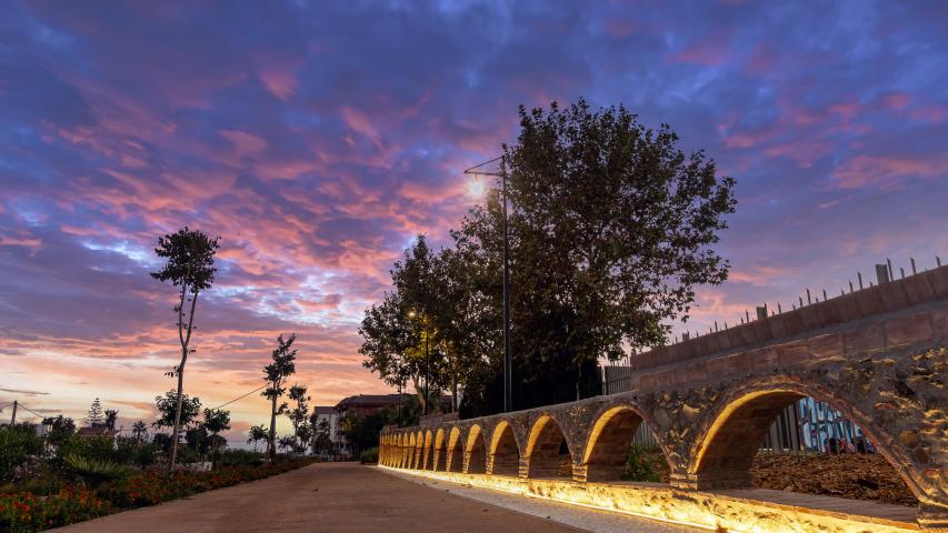 Imagen de Noviembre del Calendario 2026 (Manuel Rueda) con una instantánea nocturna del acueducto en el Arroyo Granadillas