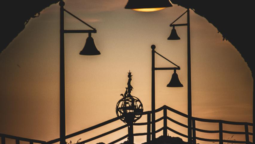 Imagen de Diciembre del Calendario 2026 (Antonio Carrera) con una instantánea de la estatua del Principito en los Acantilados de El Cantal captada desde el túnel