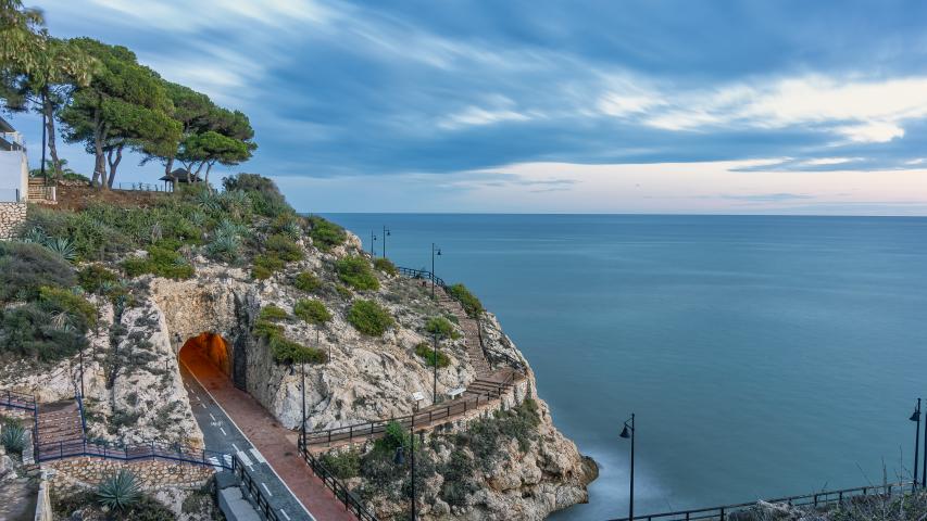 Imagen de Abril del Calendario 2026 (Manuel Rueda) con una instantánea de uno de los túneles de los acantilados de El Cantal