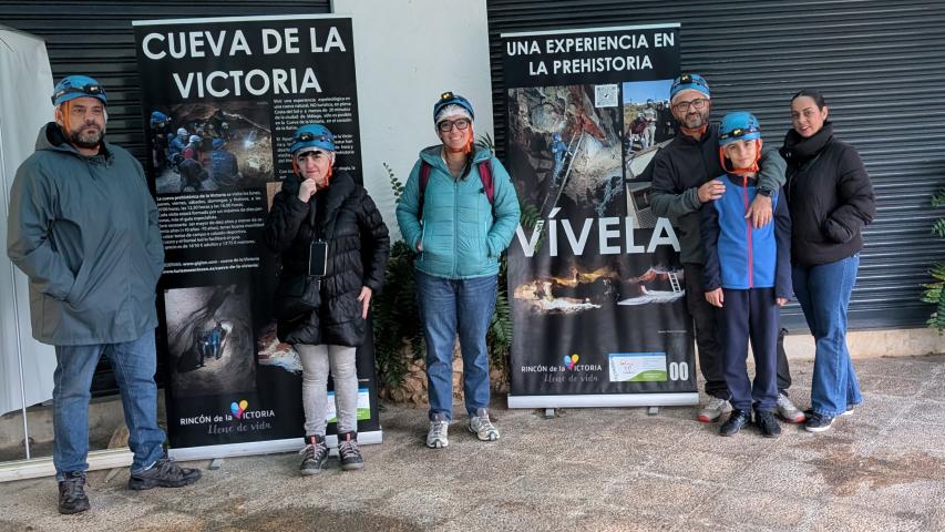 Imagen del Blogtrip de Turismo en Rincón el domingo de diciembre con todos los creadores de contenidos antes de visitar Cueva de la Victoria.