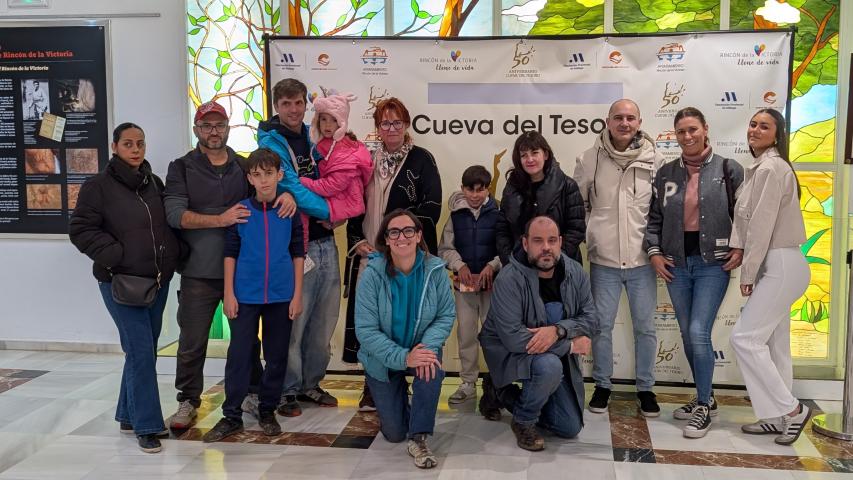 Imagen del Blogtrip de Turismo en Rincón el domingo de diciembre con todos los creadores de contenidos en el hall de Cueva del Tesoro.