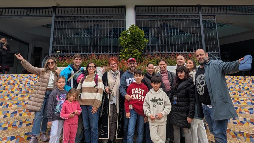 Imagen del Blogtrip de Turismo en Rincón el domingo de diciembre con todos los creadores de contenidos en la fachada de Cueva del Tesoro.