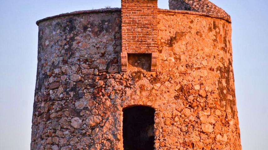 Imagen de Enero del Calendario 2026 (Santiago Ramírez) con una instantánea de la parte superior de la Torre de El Cantal