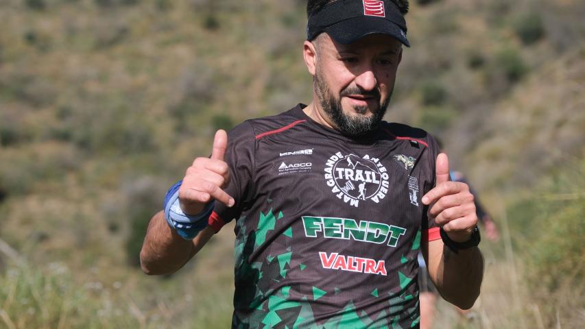 Un participante saluda con sus dos pulgares hacia arriba en el XII Trail Desafío La Capitana