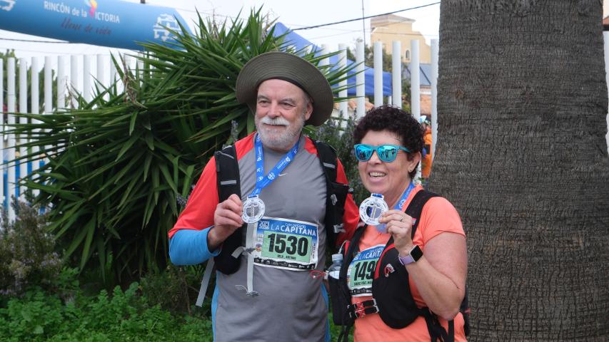Dos participantes muestran sus medallas tras finalizar el XII Trail Desafío La Capitana
