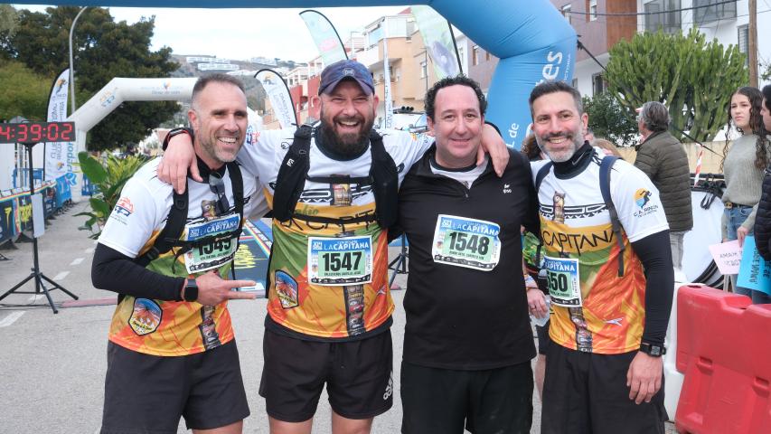 Foto de cuatro participantes en la meta tras finalizar el XII Trail Desafío La Capitana