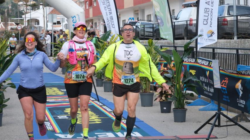 Tres participantes entran a meta juntos en XII Trail Desafío La Capitana