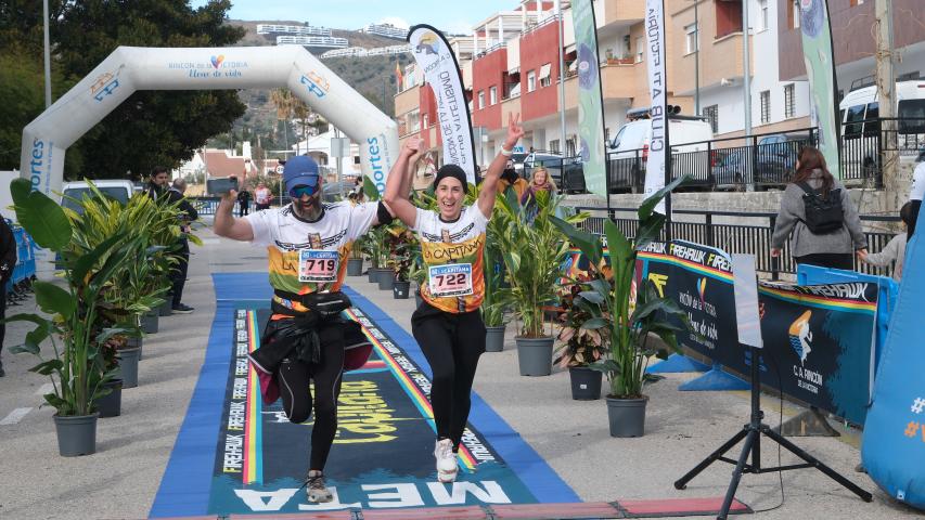 Dos participantes entran celebrando a la meta del XII Trail Desafío La Capitana
